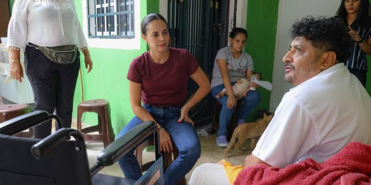 Ana Paty Peralta entrega sillas de ruedas a personas vulnerables
