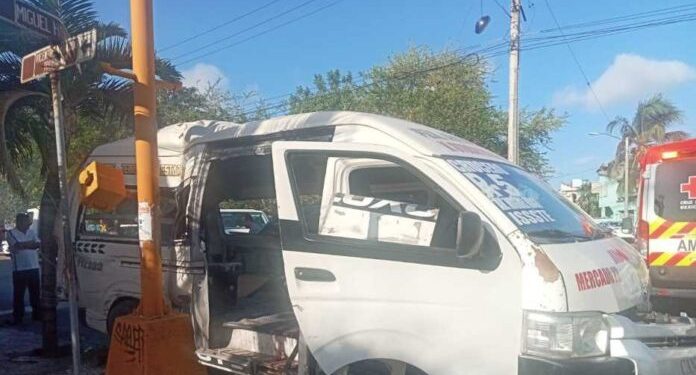 Pasajero muere tras choque de combi Ruta 5 en Cancún