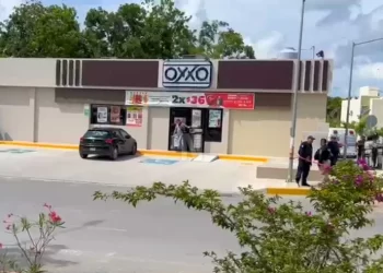Hombre es asesinado dentro de Oxxo en Tulum