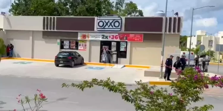 Hombre es asesinado dentro de Oxxo en Tulum