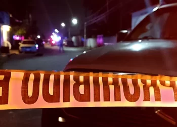 Balean a mujer afuera de su casa en la región 67