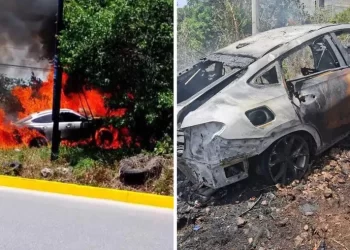 Auto termina calcinado tras accidente en la avenida 135 de Cancún