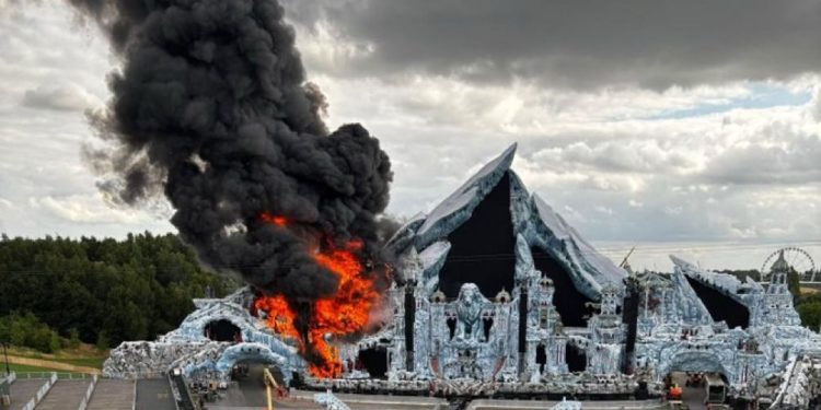 Incendio en Tomorrowland destruye escenario principal