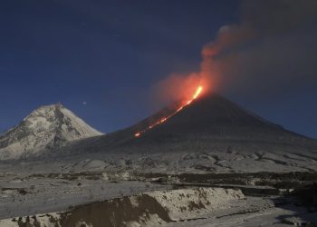 Erupción volcánica tras potente terremoto en Rusia