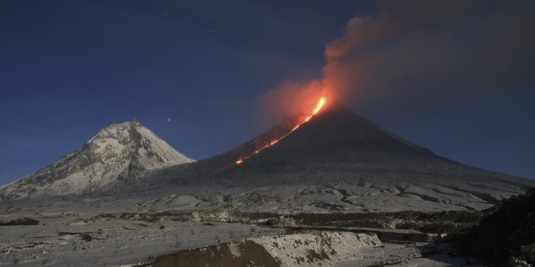 Erupción volcánica tras potente terremoto en Rusia