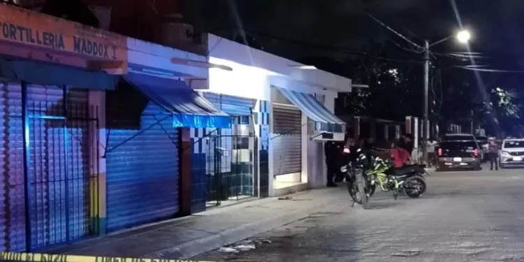 Ataque armado en barbería deja dos lesionados en Cancún
