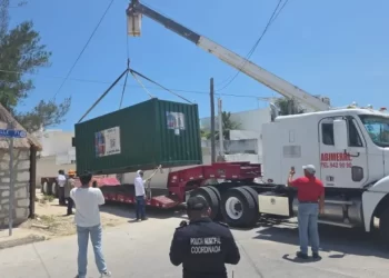 Retiran contenedores que bloqueaban playa en Progreso