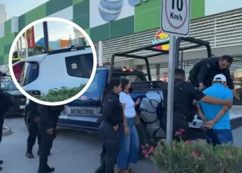 Pareja detenida con camioneta robada en Plaza Héroes de Cancún