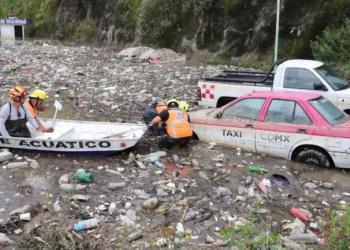 Lluvias arrastran autos en Álvaro Obregón: caos total