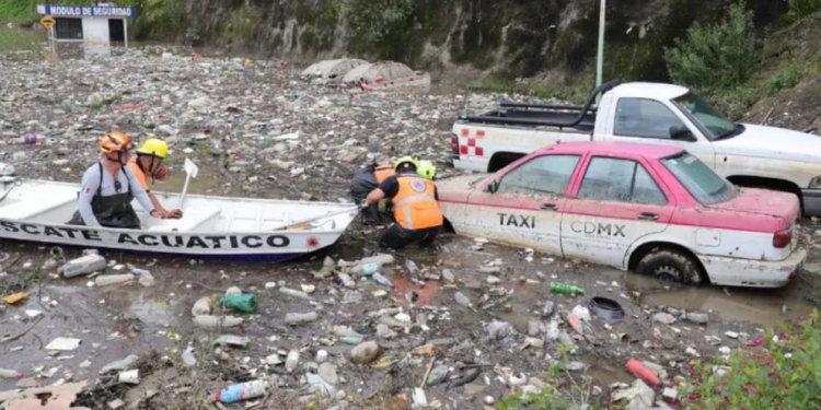 Lluvias arrastran autos en Álvaro Obregón: caos total