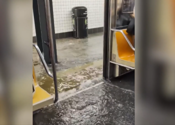 Subway colapsa: agua invade estaciones en NYC