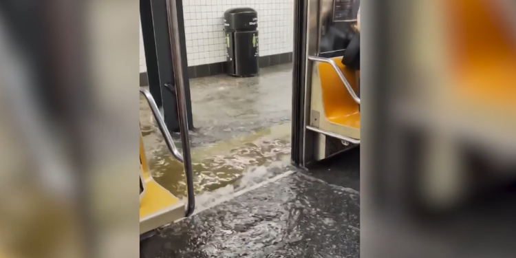 Subway colapsa: agua invade estaciones en NYC