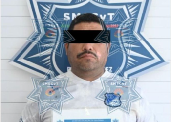 Jefe policíaco detenido por agredir a familia