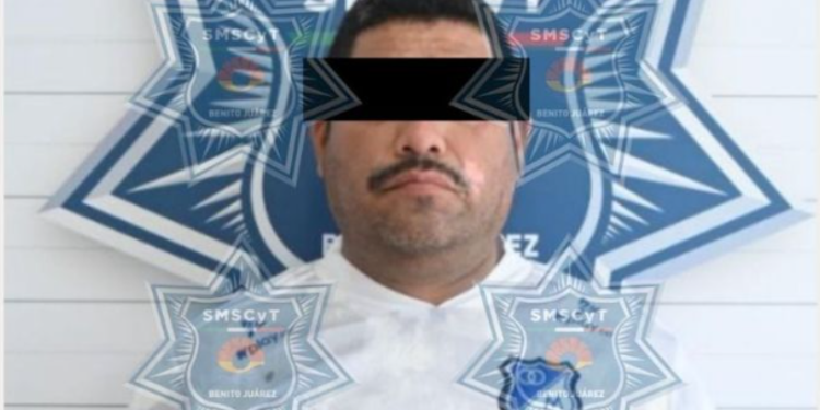 Jefe policíaco detenido por agredir a familia