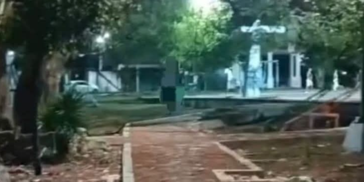 Hombre colgado en parque de Cancún impacta vecinos
