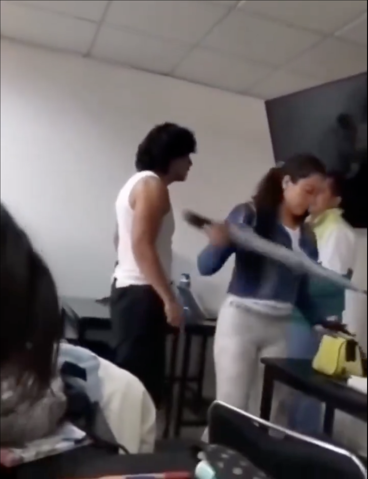 "Vuélvete a burlar de mí" Alumno golpea a maestro de UPT Hidalgo