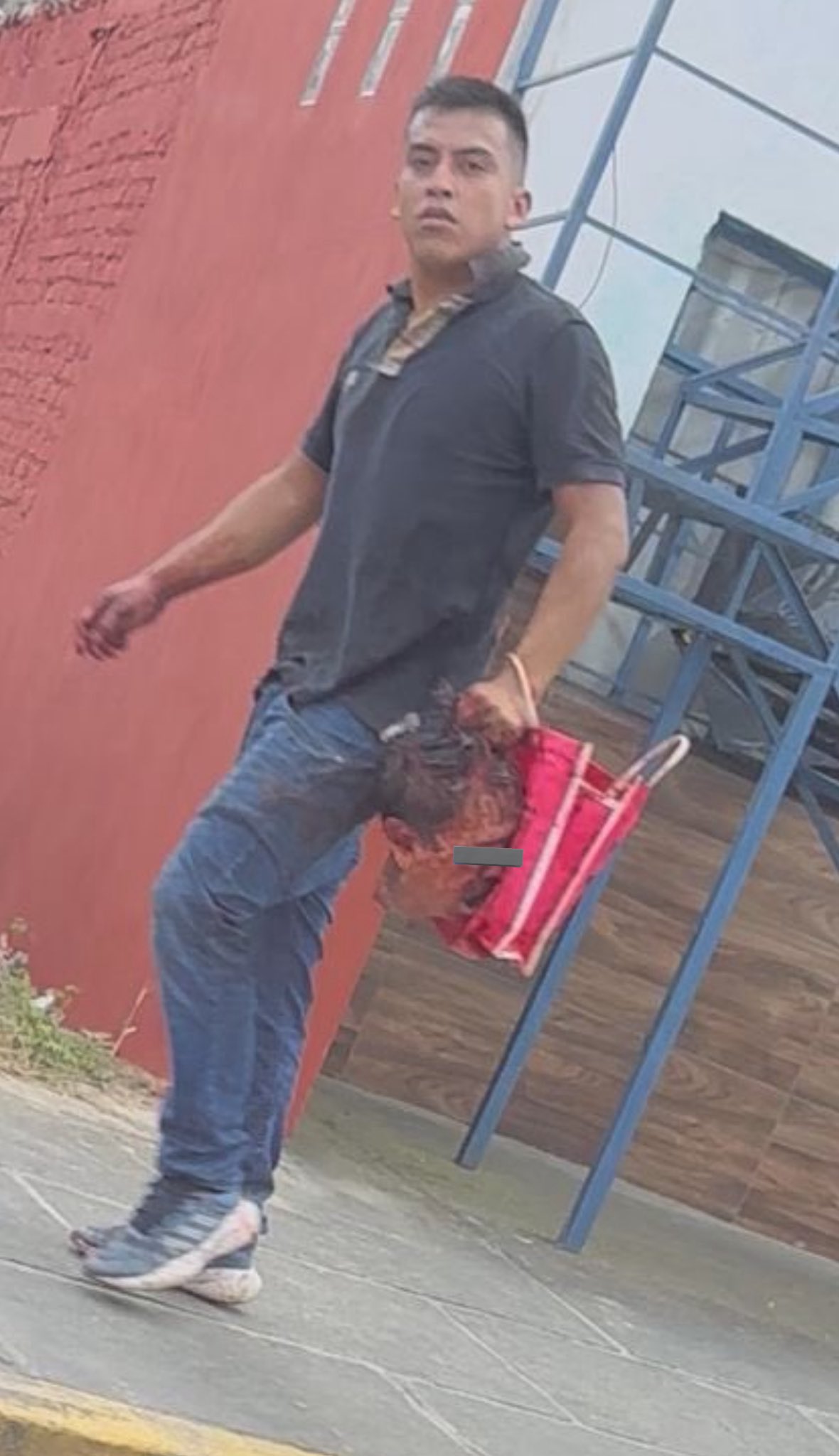 Hombre camina con una cabeza humana en Coatepec, Veracruz