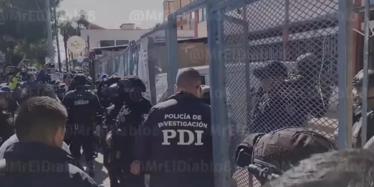 Hombre toma a dos rehenes en Gustavo A. Madero; policías lo abaten