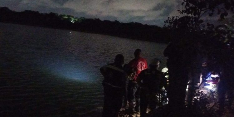 Hombre muere tras lanzarse a laguna en El Pedregal