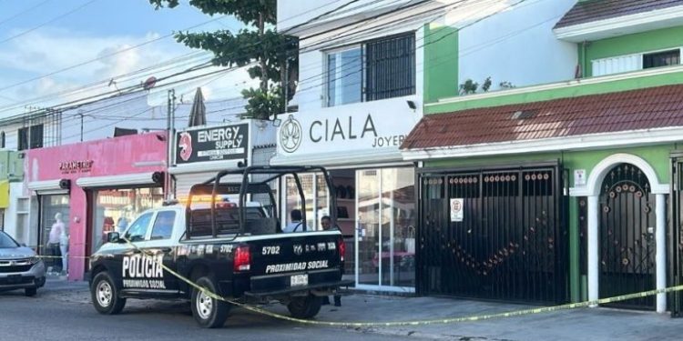 Sujetos armados asaltan joyería Ciala Cancún