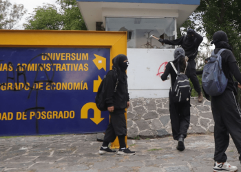 Violenta protesta deja caos en la UNAM