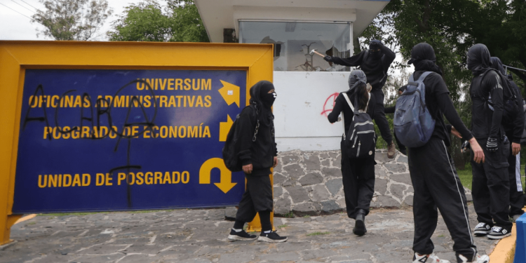 Violenta protesta deja caos en la UNAM