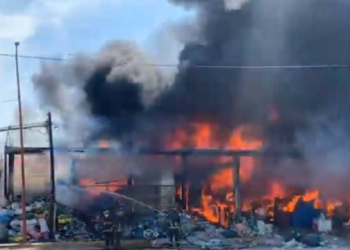 Fuerte incendio en recicladora de Texmelucan