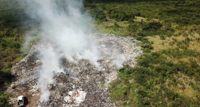 Alerta en Mahahual: incineran basura prohibida