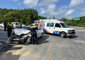 Imprudencia oficial: Taxi y patrulla chocan brutalmente