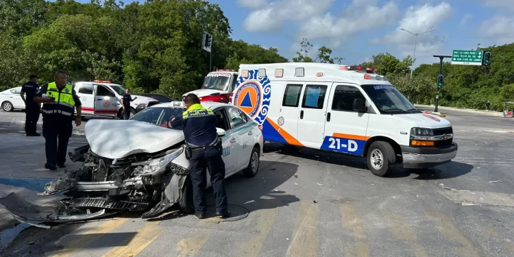 Imprudencia oficial: Taxi y patrulla chocan brutalmente