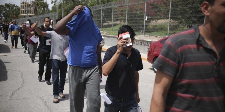 Migrantes latinoamericanos regresan a su país desesperados
