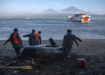 Ferry con 65 personas se hunde en Bali