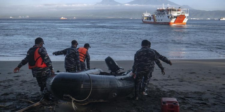 Ferry con 65 personas se hunde en Bali