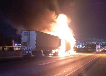 Caos total: tráiler se incendia en la autopista México–Puebla