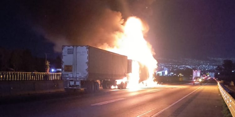 Caos total: tráiler se incendia en la autopista México–Puebla