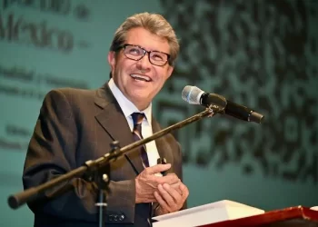 Ricardo Monreal propone prohibir bebidas energizantes a menores