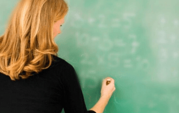 Estudiante golpea a su maestra por llegar tarde