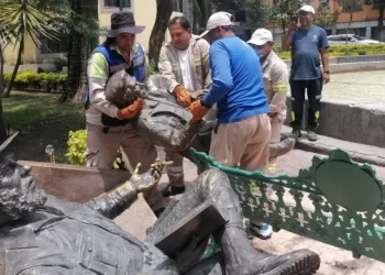 Quitan esculturas de Fidel Castro y Che Guevara en la Tabacalera