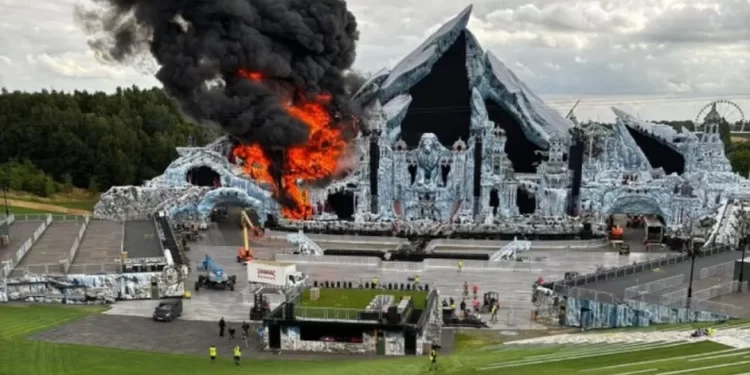 Se incendia escenario principal del Tomorrowland