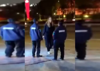 Lady Racista estalla y arrebata celular a guardia