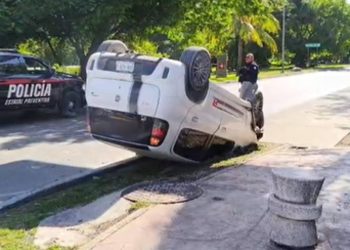 Impactante volcadura en Zona Hotelera Cancún