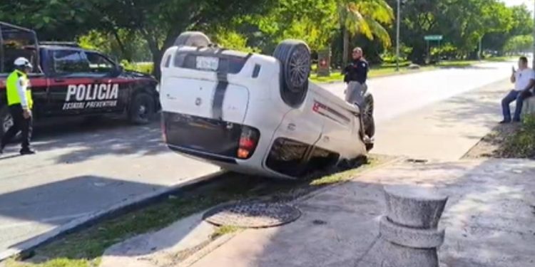 Impactante volcadura en Zona Hotelera Cancún
