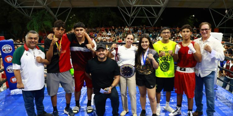 Ana Paty Peralta inaugura torneo de boxeo con espíritu juvenil