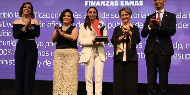 Recibe Ana Paty Peralta premio a las Mejores Prácticas de Gobiernos Locales 2025