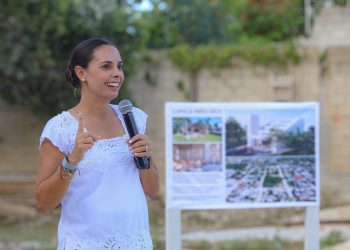 Ana Paty Peralta acompaña colocación de primera piedra en Sacbé