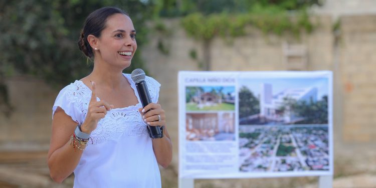 Ana Paty Peralta acompaña colocación de primera piedra en Sacbé