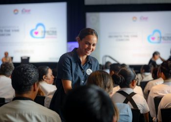 Ana Paty Peralta entrega Distintivo “Corazón Azul” al Hotel Secrets The Vine Cancún