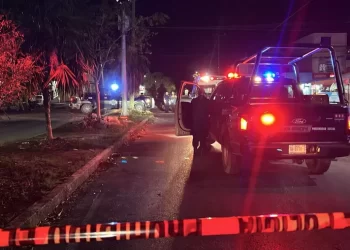 Balean frente a minisúper en Paseos Kabah de Cancún