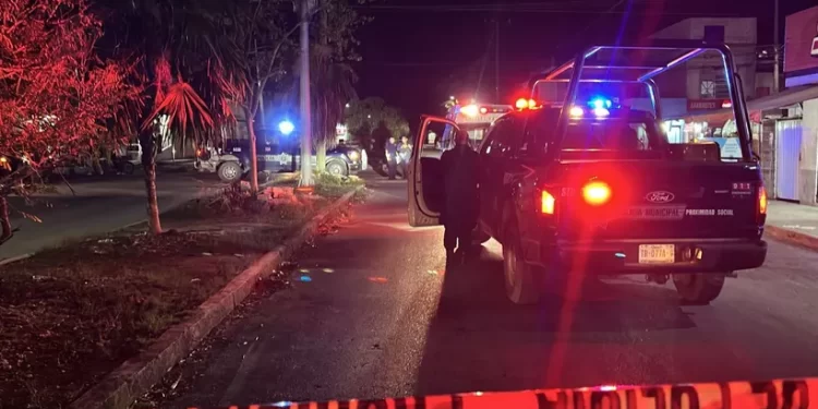 Balean frente a minisúper en Paseos Kabah de Cancún
