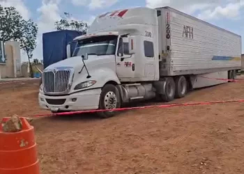 Hallan a trailero muerto en su unidad Cancún: investigación en curso